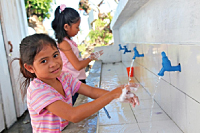 ユニセフの支援で小学校に設置された手洗い場で手を洗う子どもたち・フィリピン