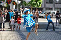 日本では、ダンサーの森山開次さんが「手洗いダンス」を披露。