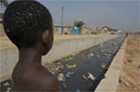 アンゴラ共和国の首都ルアンダ、水道水や衛生的な環境が不足している地域では、ゴミの浮かぶ汚染された水によって病気が蔓延してしまう（2011年）
